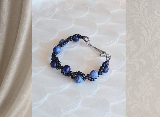 Rokassprādze ar zilā sodalita un stikla pērlītēm